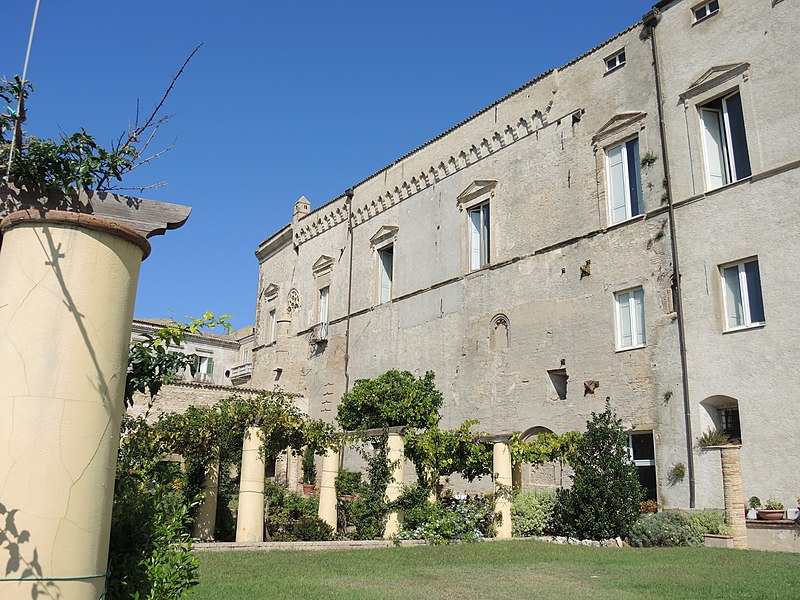 Vasto Palazzo dAvalos 03-hotel-vasto-marina